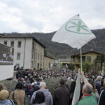 Pontida: around a hundred attend Mass for Bossi; Calderoli, Romeo and Ceccardi present