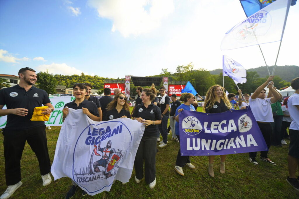 Pontida: Lega stalls on the main lawn, from a fundraiser for Roggero to anti-vdL posters
