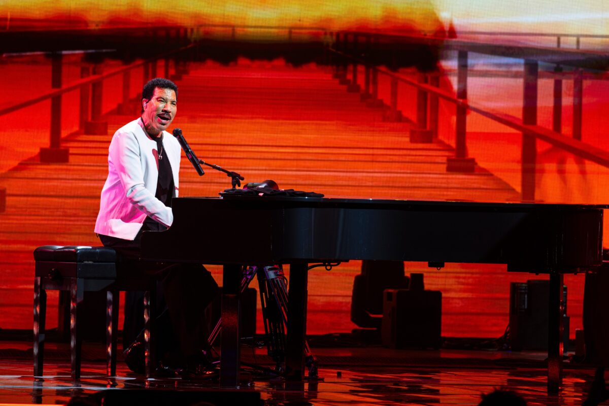 Music: Lionel Richie undergoes heart surgery: tour postponed for now