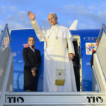 Pope to CNN journalist in Paris: “I’m delighted that you’re all welcome here”