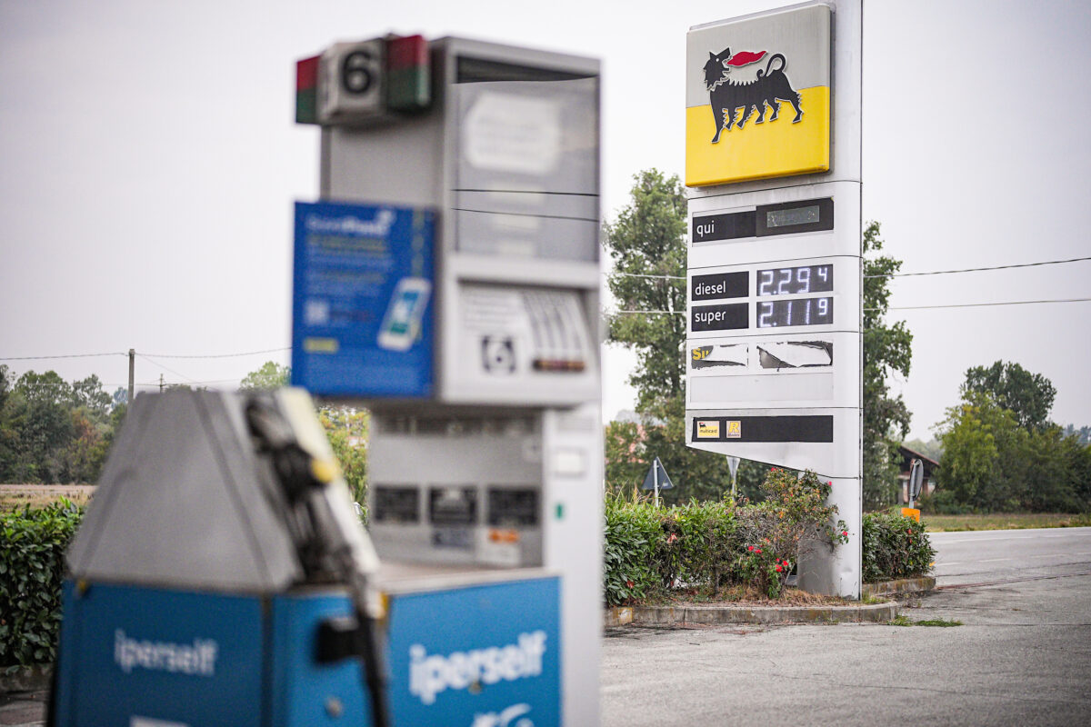 Fuel prices, Codacons: “Diesel up 36.8 per cent since the start of the war; the government should set a price cap like Eni”