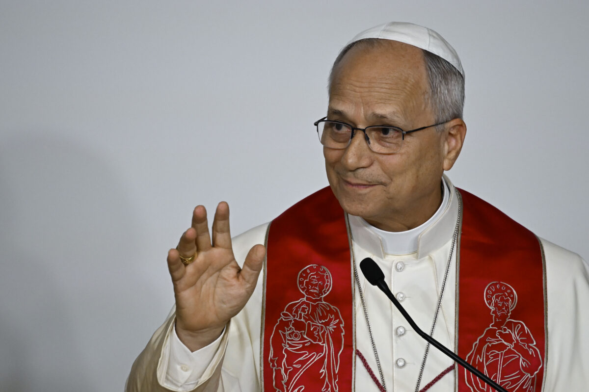 France: Crowds await Pope on Champs-Élysées