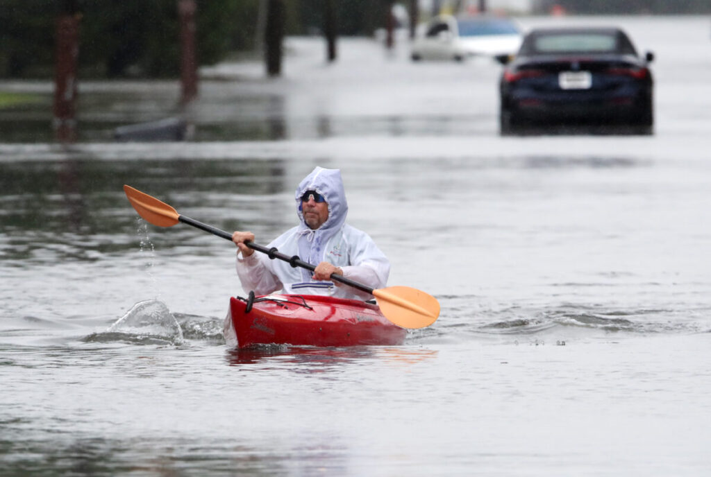 US, storm hits the east coast: flooding and 130,000 without electricity