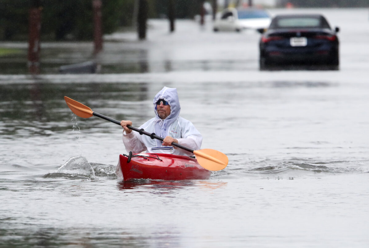 US, storm hits the east coast: flooding and 130,000 without electricity