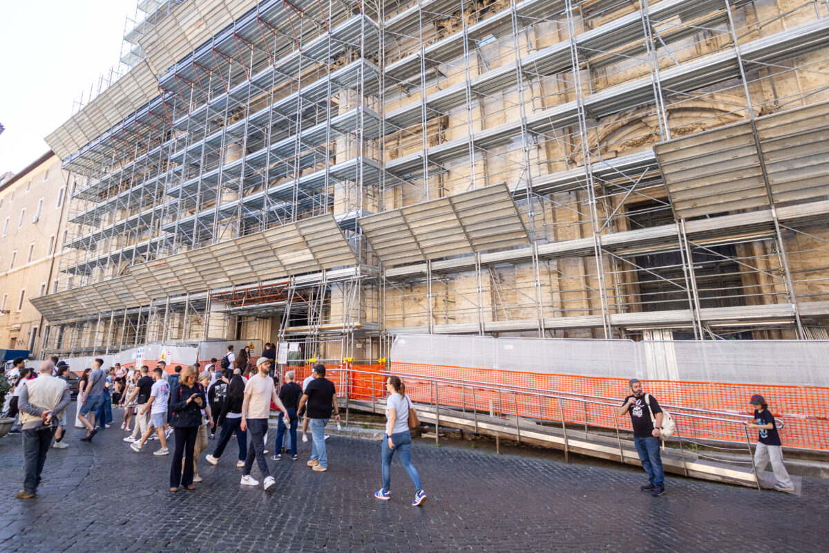 Workplace accidents: worker injured after falling from scaffolding on the fourth floor in Treviso