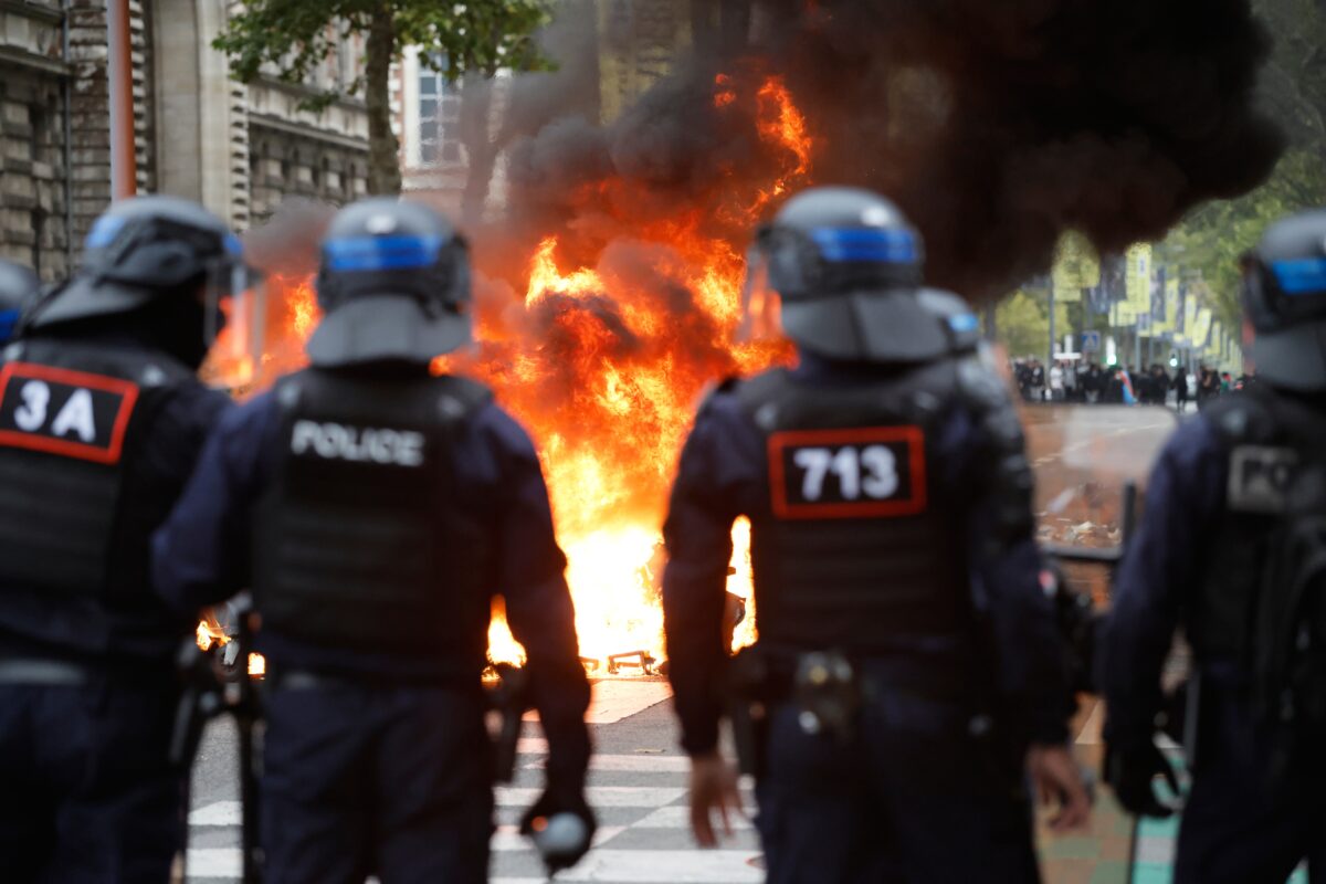 France, more protests at schools: principal doused with petrol in Marseille
