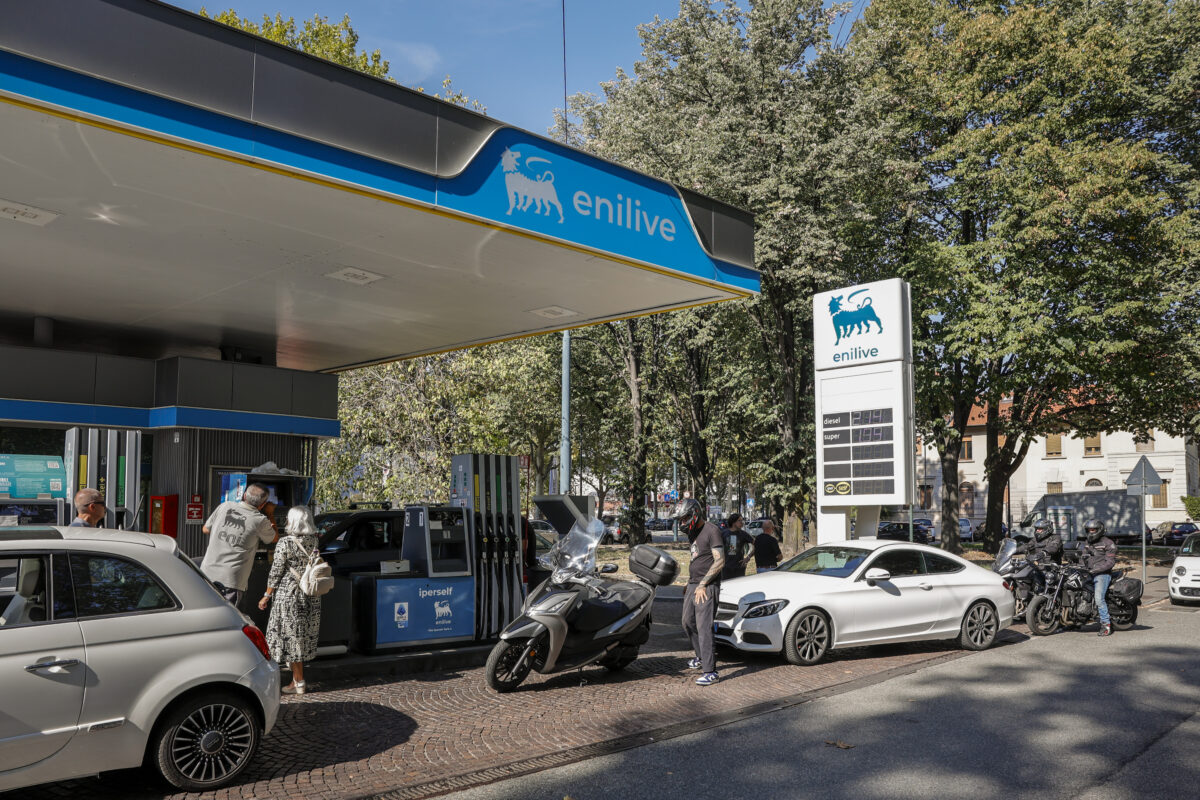 Fuel: Mimit, average prices falling, self-service petrol at 2.064 euro/l and diesel at 2.261 euro/l Fuel: Mimit, average prices falling, self-service petrol at 2.064 euro/l and diesel at 2.261 euro/l