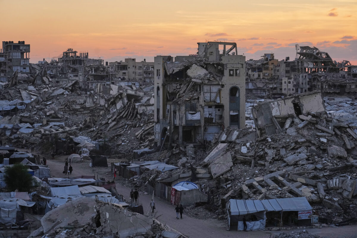 Gaza City, Israeli raid hits apartment building: 5 dead and injured Gaza City, Israeli raid hits apartment building: 5 dead and injured