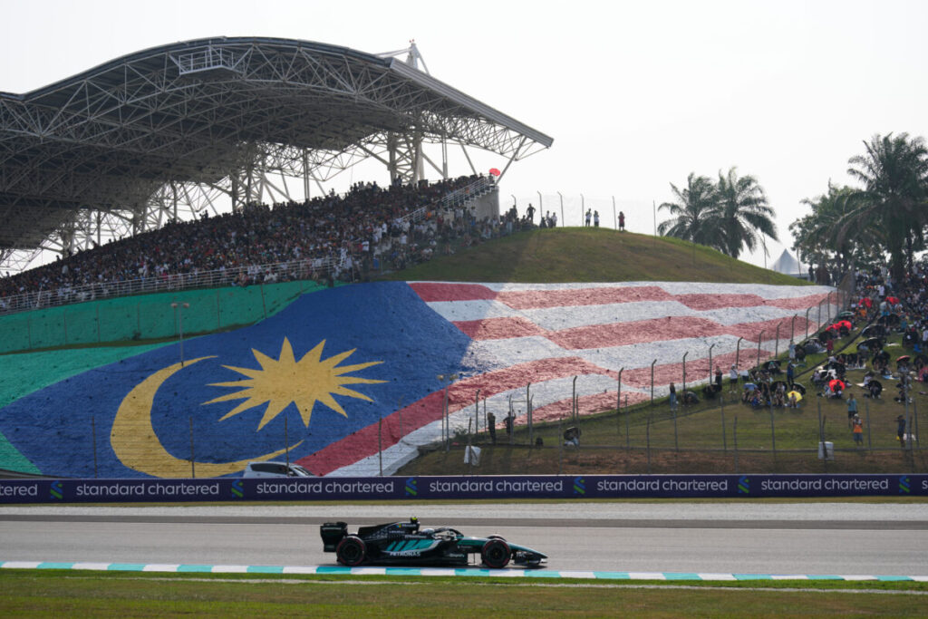 F1, Bahrain Grand Prix: “Track flooded by rain and start postponed”