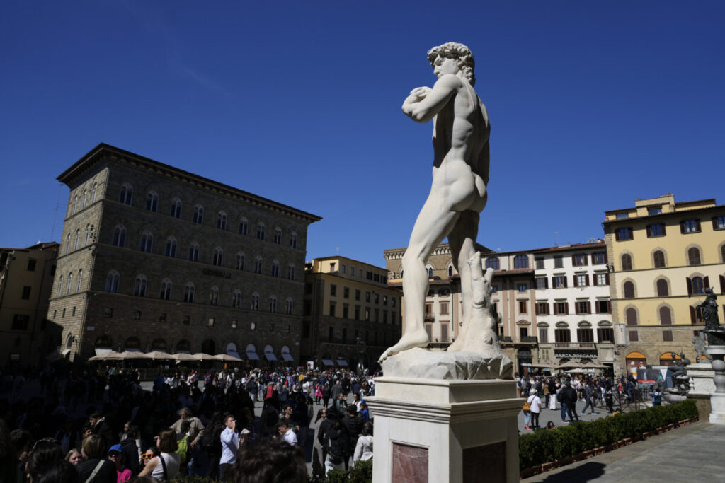 Florence: Gas cylinder found beneath a copy of the David in Piazzale Michelangelo; investigations underway