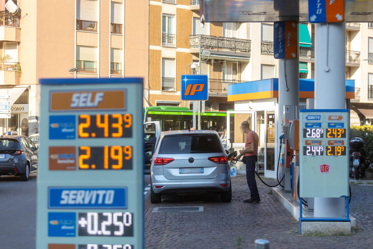 Oil: prices fall in Asia, Brent below $102