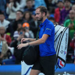 Tennis: ATP Beijing, Medvedev disqualified and Djokovic through to the final