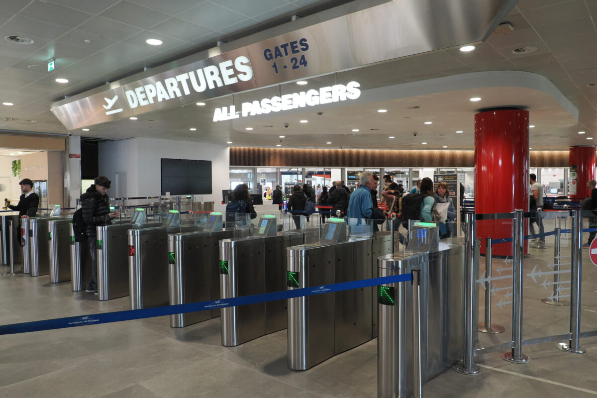 Bologna: Two people reported to the police after boarding a flight to Tel Aviv with forged passports Bologna: Two people reported to the police after boarding a flight to Tel Aviv with forged passports