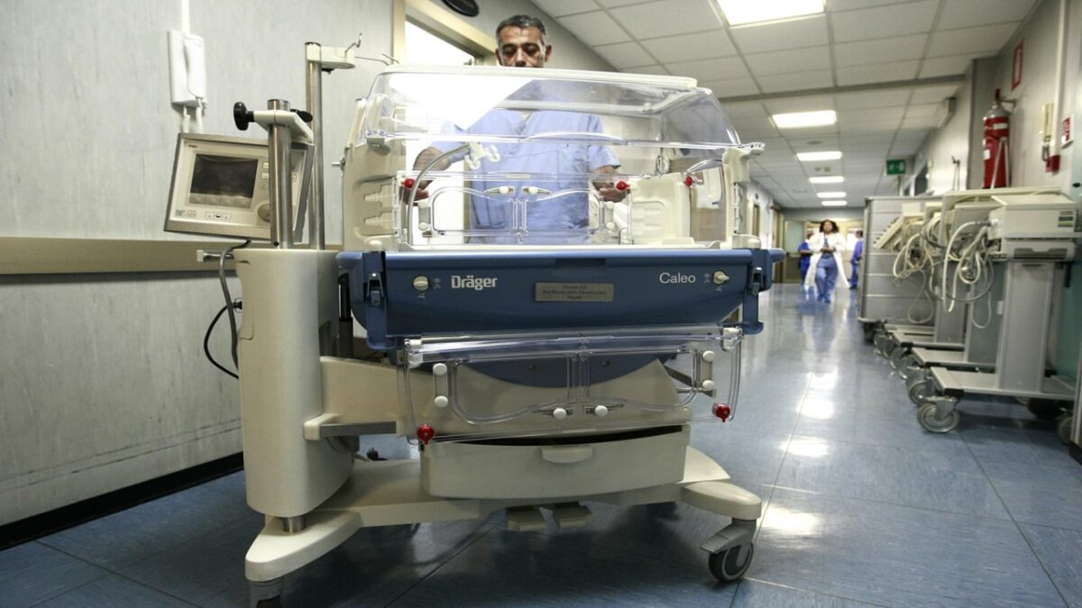 Naples: newborn dies after birth; head of department arrested and doctors suspended