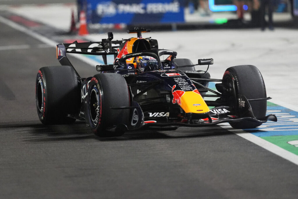 F1: Verstappen takes pole in Singapore ahead of Leclerc and Hamilton