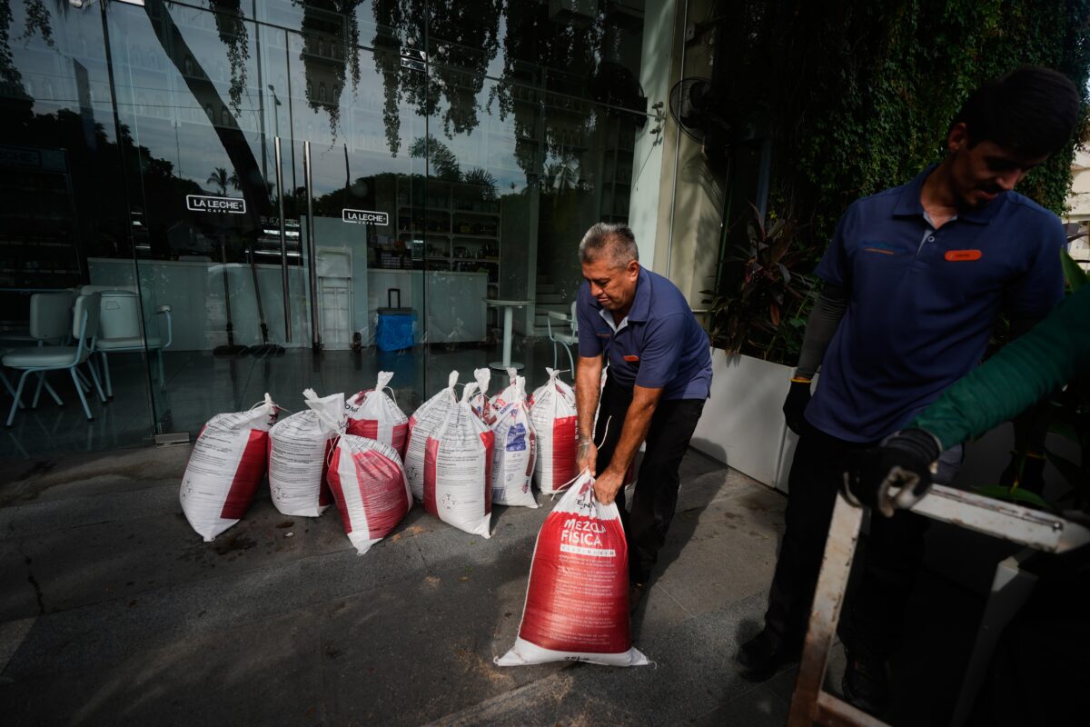 Mexico, Hurricane Simon approaching: wind speeds reach 250 km/h Mexico, Hurricane Simon approaching: wind speeds reach 250 km/h