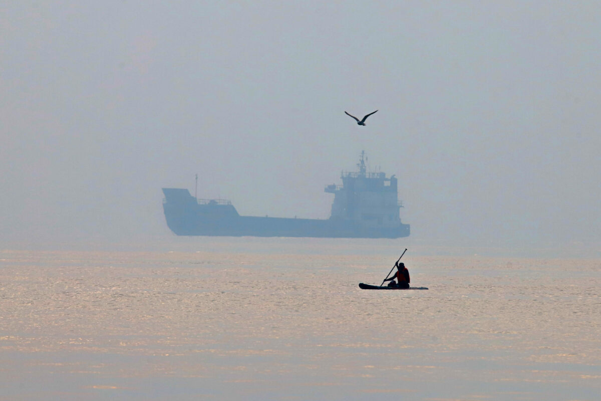 Iran, media: oil tanker on fire in the Strait of Hormuz after breaching the transit ban Iran, media: oil tanker on fire in the Strait of Hormuz after breaching the transit ban