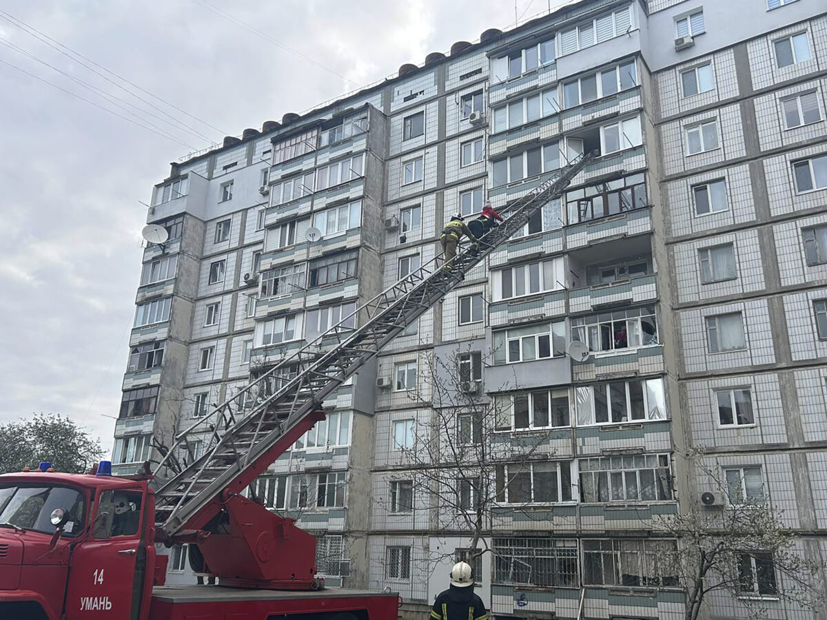 Ukraine, Russian drone hits high-rise building in Uman: five injured Ukraine, Russian drone hits high-rise building in Uman: five injured