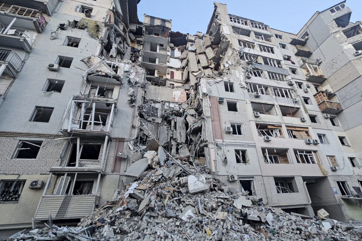 Ukraine: Russian air strikes on Kherson and Sloviansk leave 2 dead and at least 30 injured