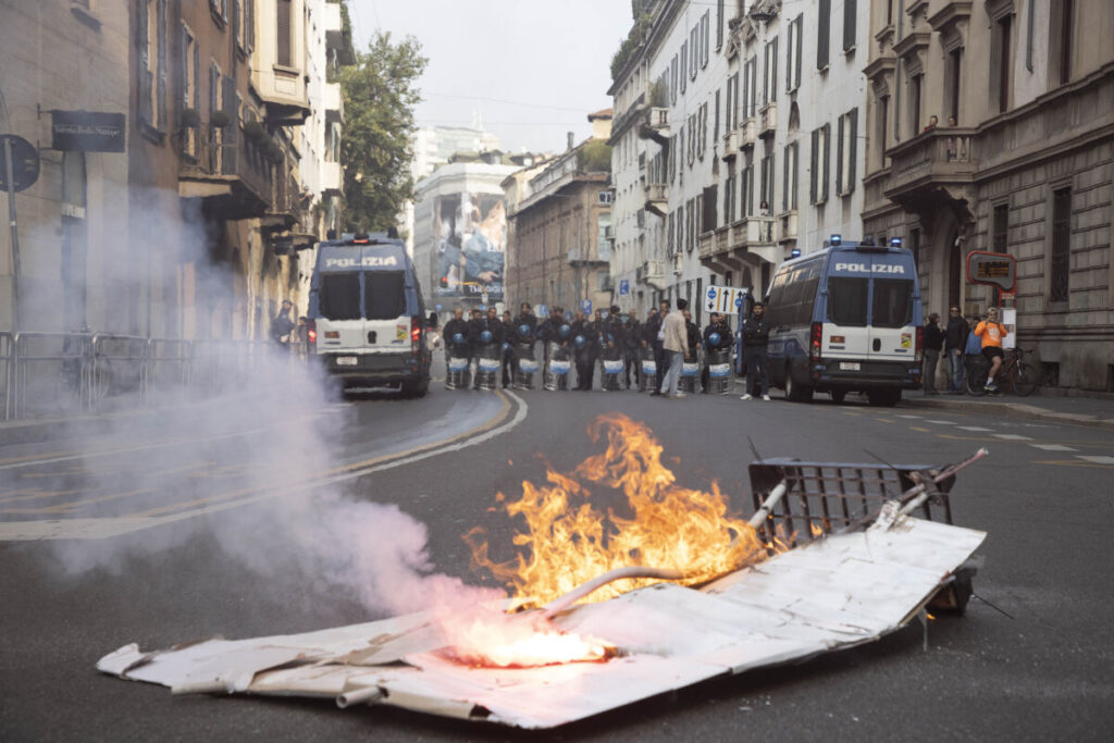 Milan: firecrackers thrown at police in Piazza Duomo