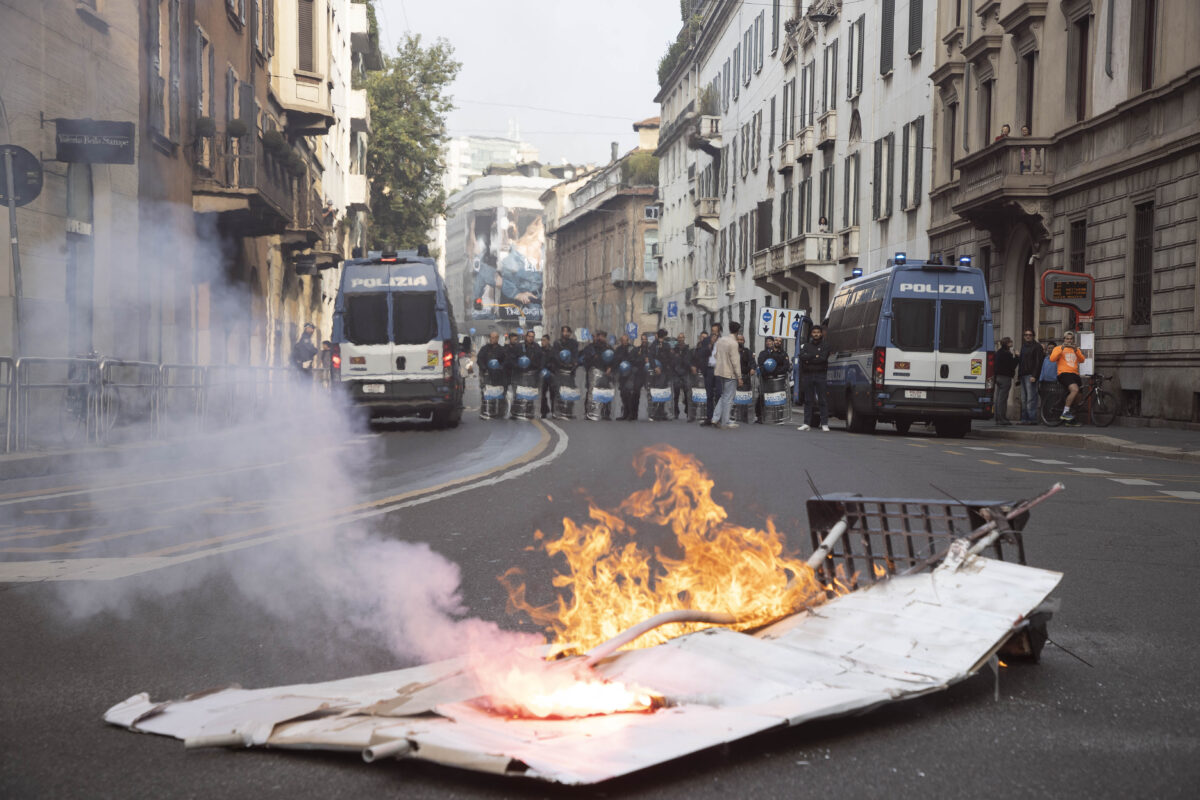 Milan: firecrackers thrown at police in Piazza Duomo Milan: firecrackers thrown at police in Piazza Duomo