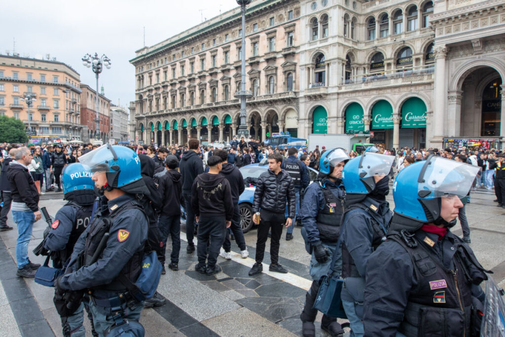 Milan clashes, social media buzz among teenagers: police carry out checks in Piazza Duomo