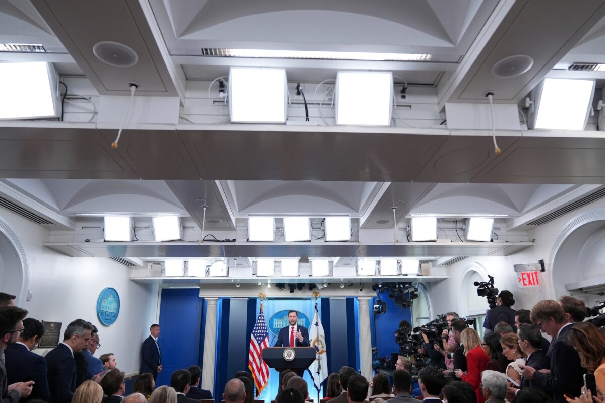 US, NYT: “Trump wants to replace White House press briefing room with swimming pool”