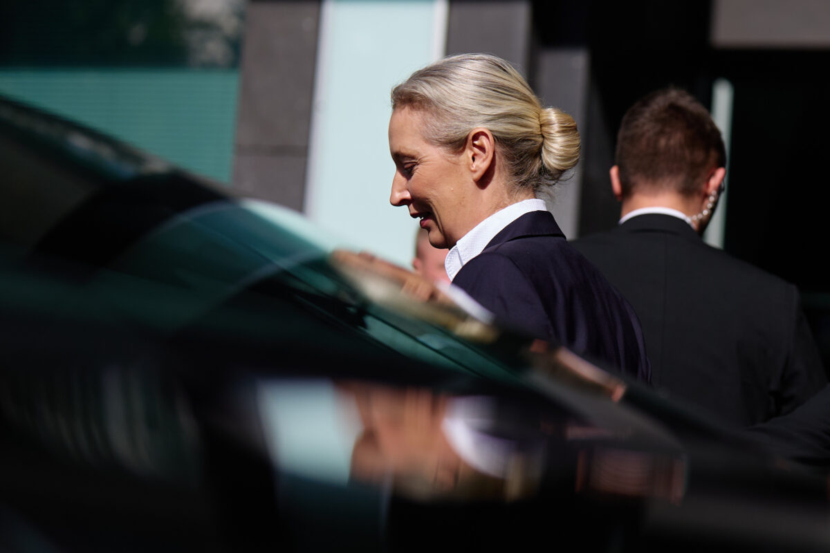 Germany, media: references to Hitler and swastikas found in emails hacked from the AfD