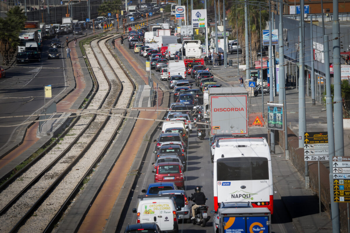 Fuel, truckers’ protest: roadblocks and queues continue in Campania