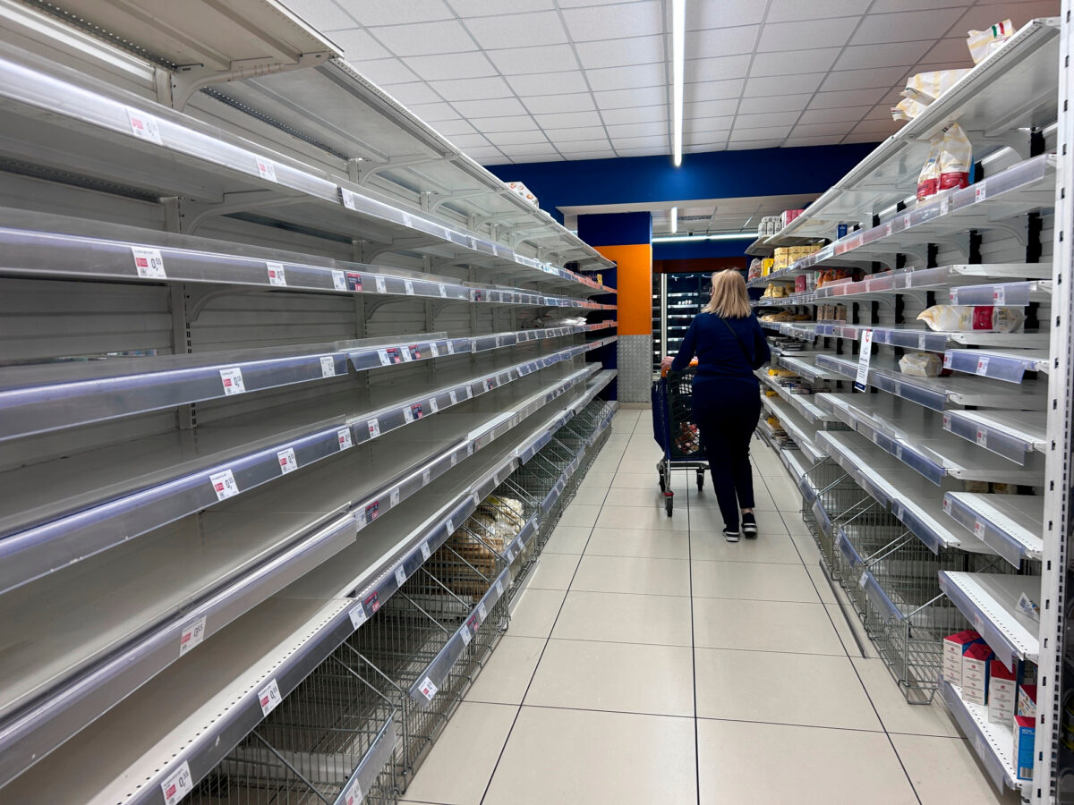 Fuel: empty supermarket shelves and queues at petrol stations in Naples