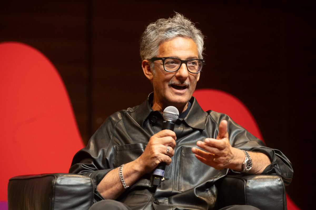 Clashes in the square, Fiorello to young people: “Don’t wait for governments, roll up your sleeves”