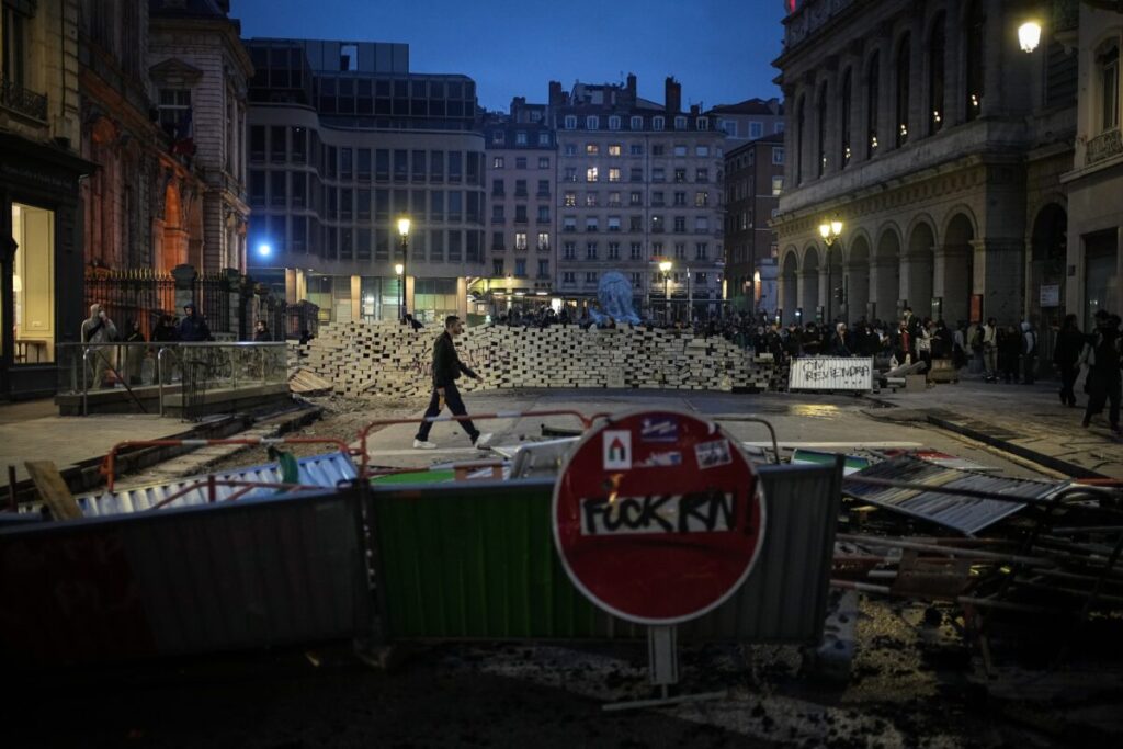 France: overnight curfew in some areas of Paris until Monday morning