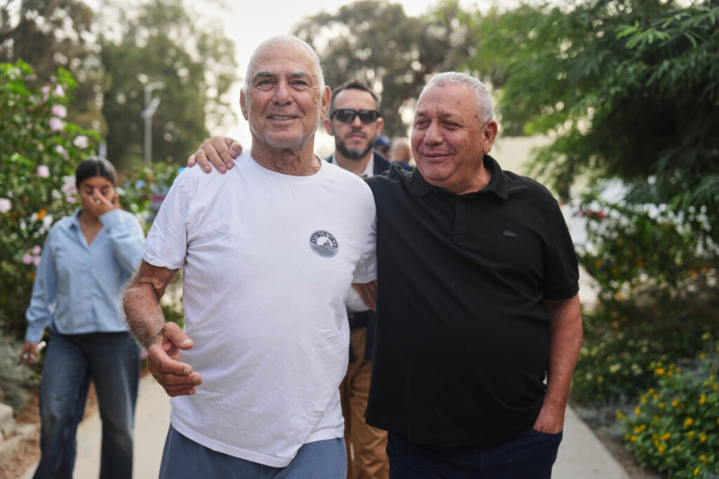 Israel: Eisenkot visits Kibbutz Nir Oz with former hostage