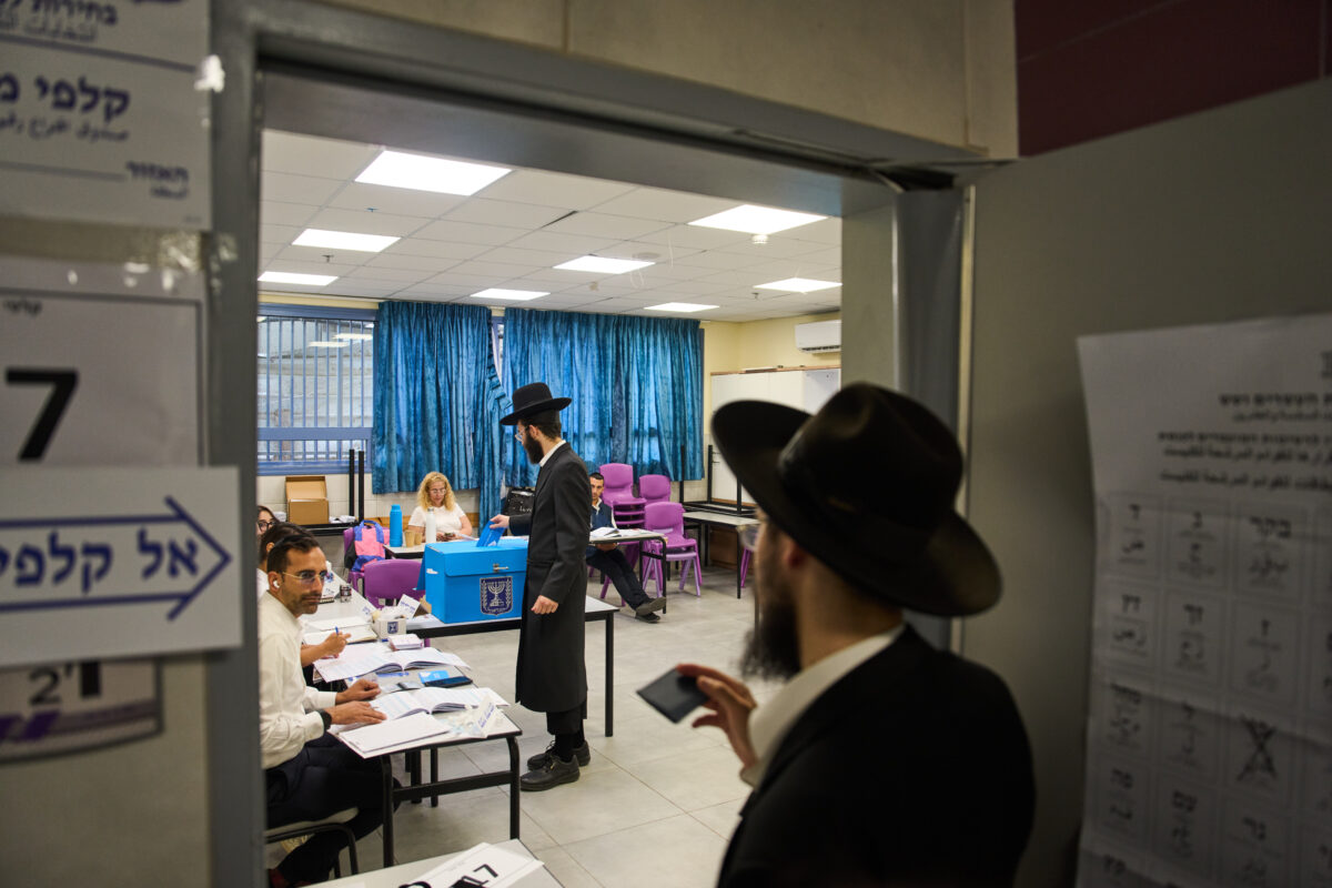 Israel: turnout at 12 noon stands at 31.5 per cent, the highest figure since 1977 Israel: turnout at 12 noon stands at 31.5 per cent, the highest figure since 1977