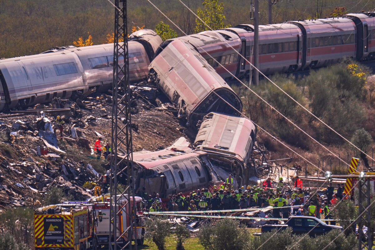 Spain: local authorities report at least 64 dead in train crash Spain: local authorities report at least 64 dead in train crash