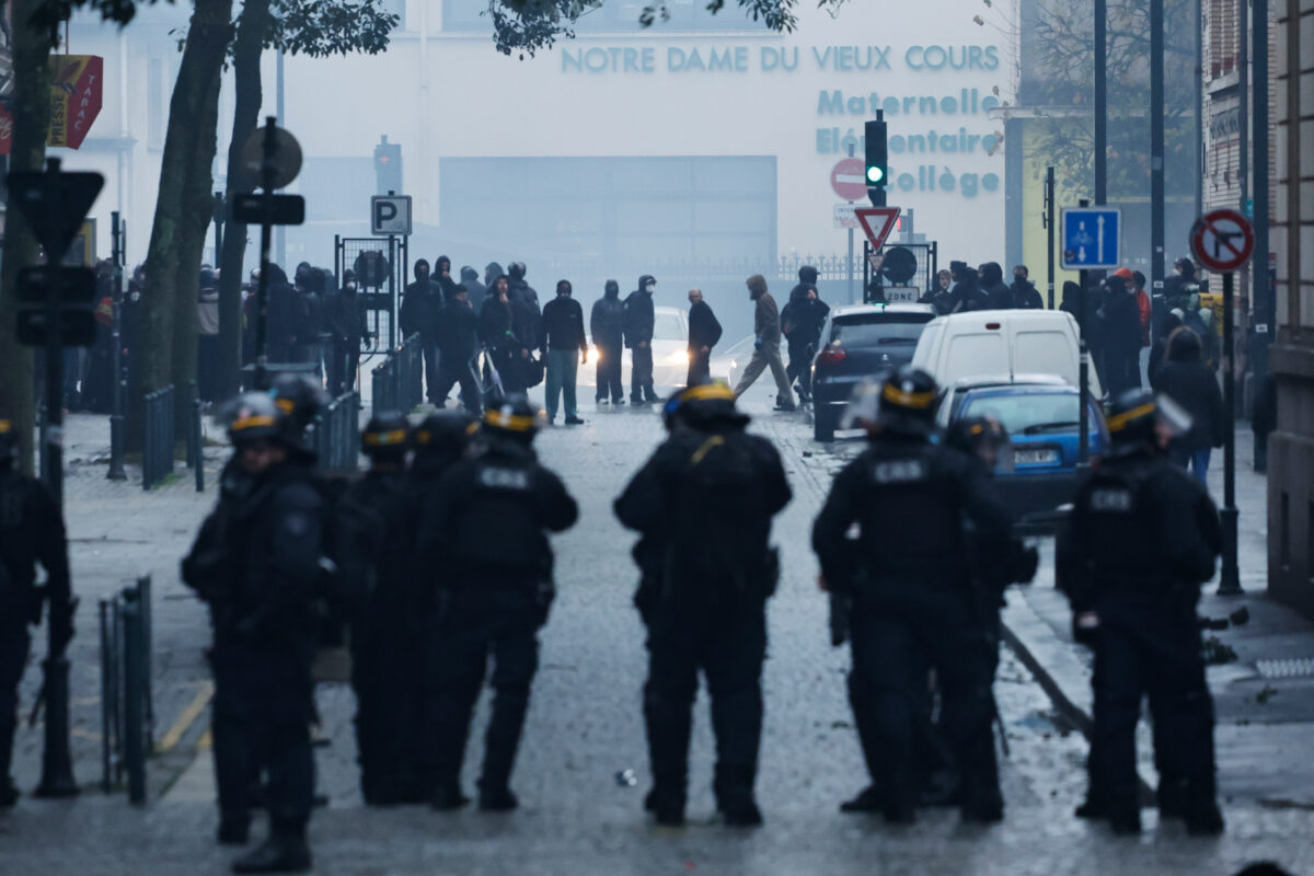 France: third weekend of protests, 70,000 police officers deployed France: third weekend of protests, 70,000 police officers deployed