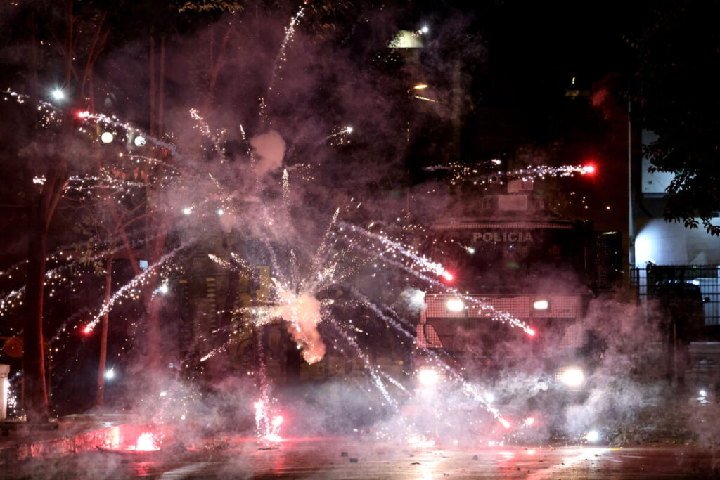 Albania: Clashes during protests in Tirana, stones and Molotov cocktails thrown
