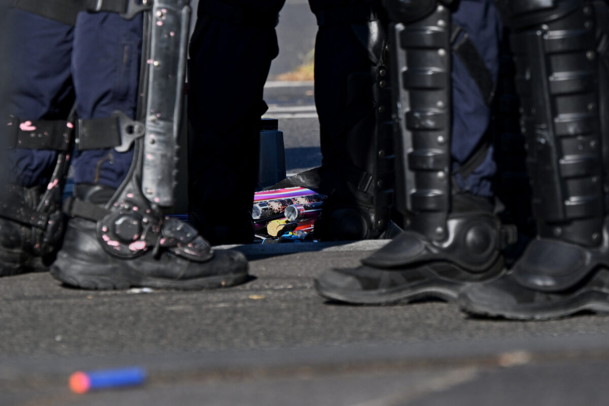 France: Molotov cocktail thrown at gendarmes in Paris; one officer slightly injured France: Molotov cocktail thrown at gendarmes in Paris; one officer slightly injured