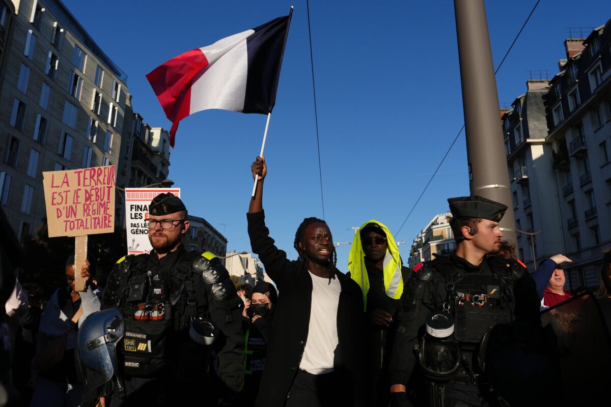 France: 70,000 protesters in Paris, police fire tear gas France: 70,000 protesters in Paris, police fire tear gas